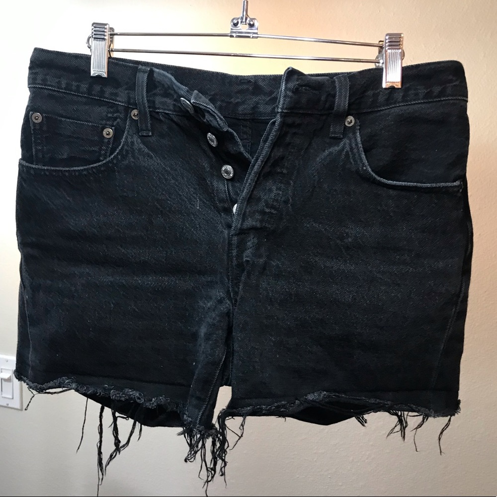 Women Levi three button black shorts